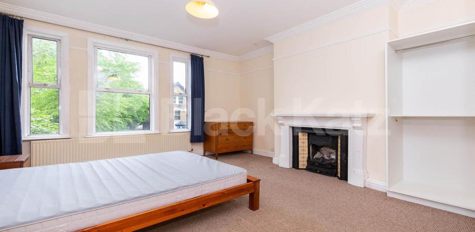 			PRIVATE ROOF TERRACE, 3 Bedroom, 1 bath, 1 reception Flat			 Upper Tollington Park N4, FINSBURY PARK / STROUD GREEN